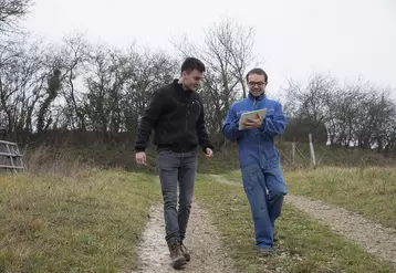 Agriculteur picard et son apprenti en train de marcher sur un chemin rural.