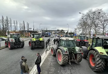 Le 19 janvier, des jeunes agriculteurs bloquent avec des tracteurs un péage d'autoroute dans le Tarn et Garonne.