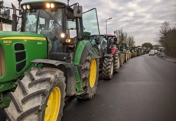 File de tracteurs bloquant une route