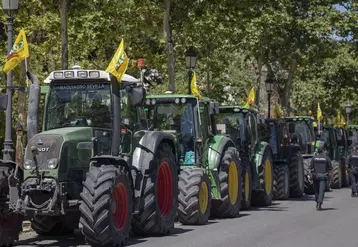Agriculteurs espagnols manifestant en tracteurs dans la rue