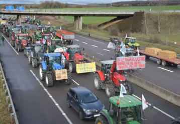 Tracteurs sur une route nationale en Haute-Loire