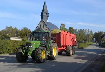 Tracteur traversant un village