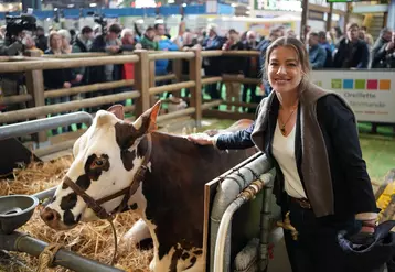 Céline Imart, le 26 février, devant la vache Oreillette au salon de l'Agriculture.