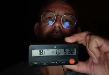 Pierre Delorme montre la température négative sur un thermomètre
