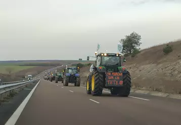 Convoi d'environ 70 tracteurs remontant l'A5 (entre Troyes et la bifurcation vers Sens) le 30 janvier dernier.