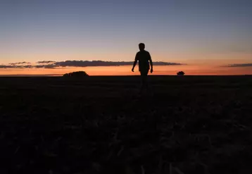 agriculteur seul dans un champ