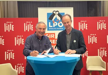 Signature entre Allain Bougrain Dubourg et Philippe Camburet