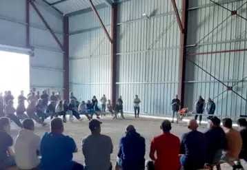 Un hangar à Saint-Sauvant où 80 agriculteurs se réunissent pour organiser leur protection en cas de tentatives de dégradation vendredi 19 juillet