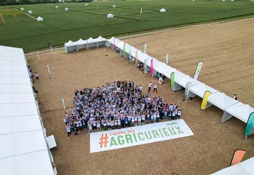 Les élèves participant à l'Agricurieux Tour posent  pour une photo