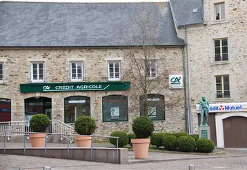 Agence du Crédit agricole dans un village