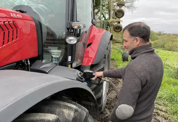 Agriculteur remplissant le réservoir de son tracteur de gazole non routier agricole