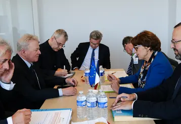 La ministre française de l’Agriculture Annie Genevard et ses conseillers discutent avec le commissaire européen à l'Agriculture Janusz Wojciechowski autour d'une table.