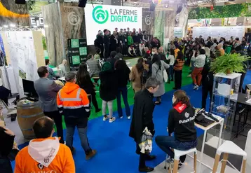 Photo du stand de La Ferme Digitale au Salon de l'Agriculture 2024. Des visiteurs assisent à une conférence. 