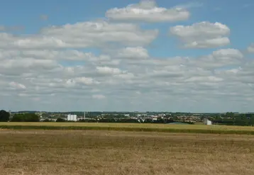  Plaine céréalière de l'Aunis aux portes de Surgères vue depuis l'entrée ouest de la ville (en provenance de La Rochelle).