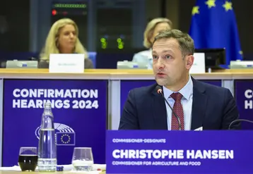 Christophe Hansen répond aux questions au Parlement européen