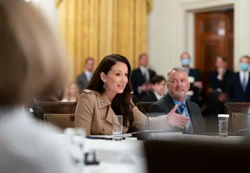 Brooke Rollins en 2020 à la Maison Blanche, alors assistante du président et directrice par intérim du Conseil de politique intérieure. Elle prononce un discours en étant assise à une table. 