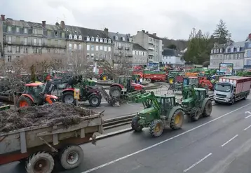 Tracteurs rassemblés sur la place Bonnyaud à Guéret en janvier 2024.