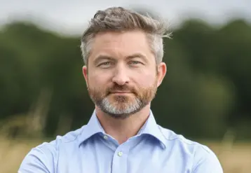 Portrait de Florent Baarsch, fondateur de finres, devant un paysage