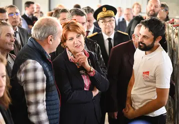 Annie Genevard avec des éleveurs le 4 novembre dans le Tarn.