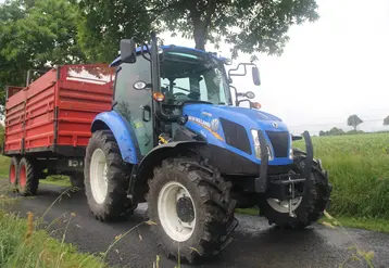 tracteur avec remorque sur route de campagne