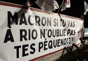  Banderole sur le blocage de la N118 par la FNSEA et les JA d’Ile-de-France sur laquelle est inscrit « Macron si tu vas à Rio n’oublie pas des péquenots » 