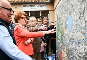 Annie Genevard devant une carte hydraulique