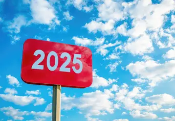 Panneau 2025 sur un ciel bleu