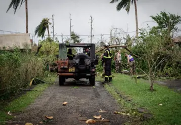 Intervention sécurité civile dans un paysage dévasté à Mayotte