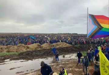 des milliers de manifestants avec des drapeaux près de Sainte-Soline