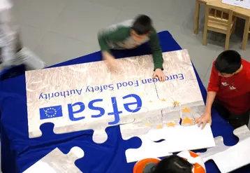 Atelier pour enfant avec puzzle formant le logo de l'Efsa