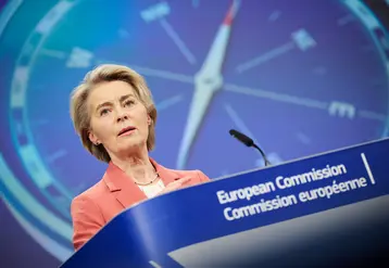 Ursula Von der Leyen devant une image de boussole