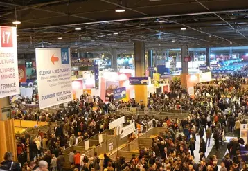 Vue de la foule dans le pavillon 1 du salon de l'agriculture 2024