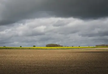 ciel menaçant au-dessus de champs