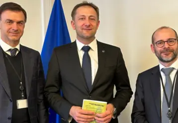 De droite à gauche : Ettore Prandini, président du comité stratégique de Farm Europe, Christophe Hansen, commissaire européen à l’Agriculture et Luc Vernet, secrétaire général de Farm Europe.