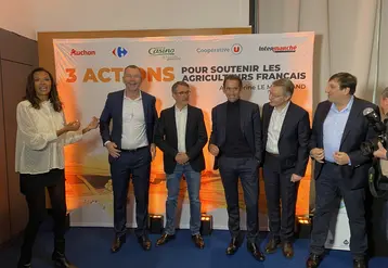 De gauche à droite : Karine Le Marchand, Thierry Cotillard (Les Mousquetaires), Philippe Palazzi (Casino), Alexandre Bompard (Carrefour), Dominique Schelcher (Coopérative U) et Guillaume Darrase (Auchan) ce 26 février au salon de l'Agriculture.