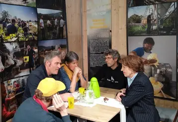 Représentants de la Confédération paysanne avec Annie Genevard au salon de l'Agriculture.