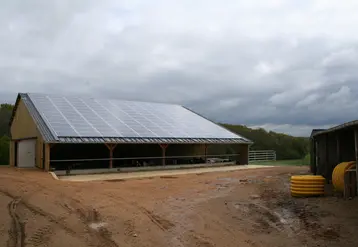 Bâtiment agricole avec des panneaux photovoltaïques sur le toit.