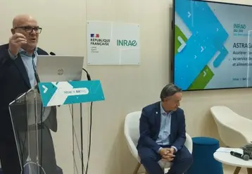 Bruno Bonnell, secrétaire général pour l'investissement en charge de France 2030, et Philippe Mauguin, président-directeur général de l'Inrae, au salon de l'agriculture sur le stand de l'Inrae. 