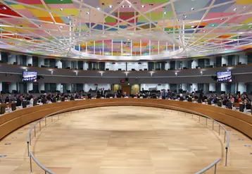 Salle de réunion du Conseil de l'Union européenne, à Bruxelles, où se sont rassemblés les membres du Comité des représentants permanents (Coreper) des États membres. 