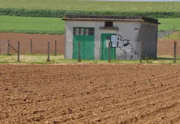 Captage d'eau au milieu de parcelles agricoles