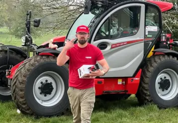 un homme posant devant une engin manitou