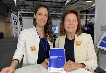 De gauche à droite : Gabrielle Dufour, responsable communication du think tank Agridées et Anne Dumont-Leca, fondatrice et présidente de Vox Demeter montrant la note « Entrepreneuriat féminin en agriculture : libérer les potentiels ».