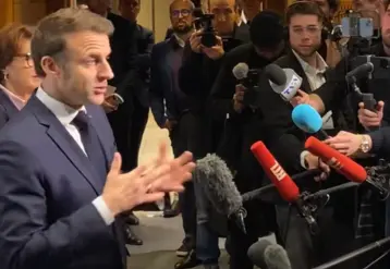emmanuel macron devant les journalistes au sia 2025
