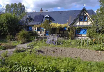 Jardin avec potager devant une maison individuelle en Seine-Maritime. 