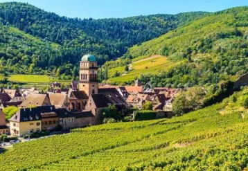 Village du Grand Est dans un paysage vallonné