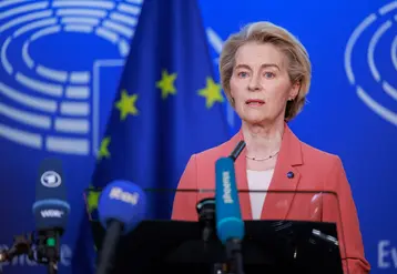 Ursula van der Leyen derrière des micros