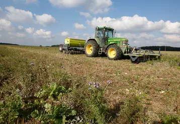 tracteur dans un champ