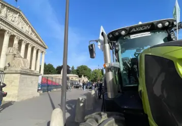 Tracteurs garés devant l'Assemblée nationale 