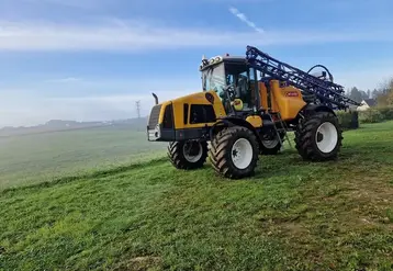     Pulvérisateur dans un champ   