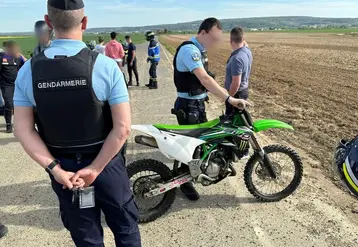 Gendarmes interpellant des jeunes pratiquant un rodéo sauvage à moto cross dans un champ